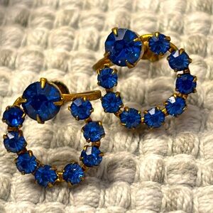 Beautiful vintage gold tone  screw on earrings with blue sapphire rhinestones!!